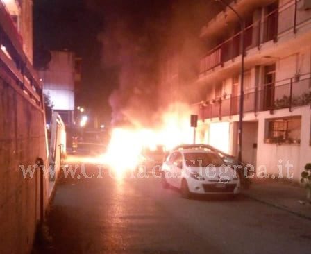 POZZUOLI/ Il video dell’incendio a Monterusciello: le urla dei residenti mentre le auto bruciano