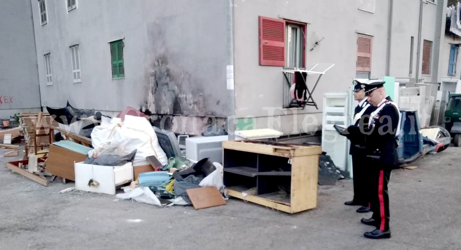 Discarica scoperta dai carabinieri: c’erano anche mobili ed elettrodomestici