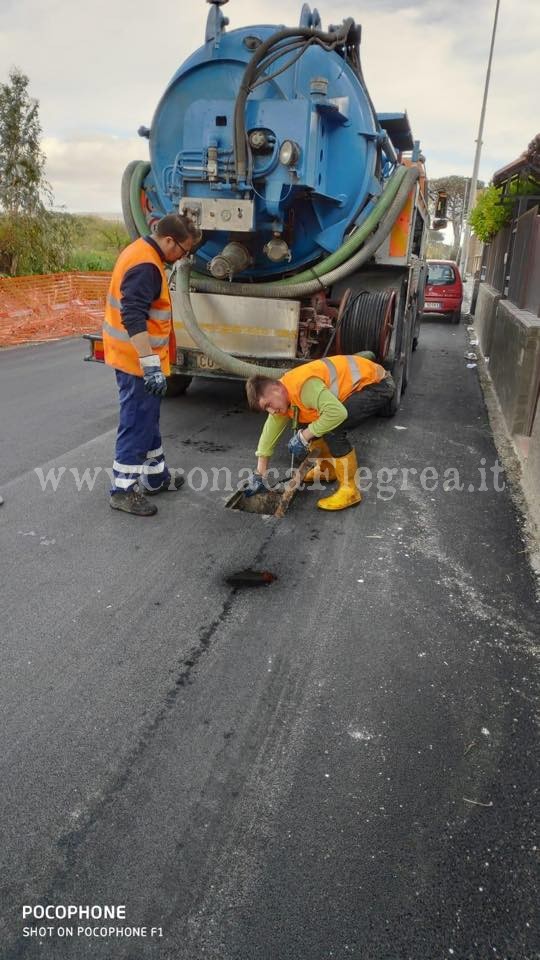 VARCATURO/ Sabotata la fogna di viale dei Pini Nord: cemento e pietre infilati nelle tubature