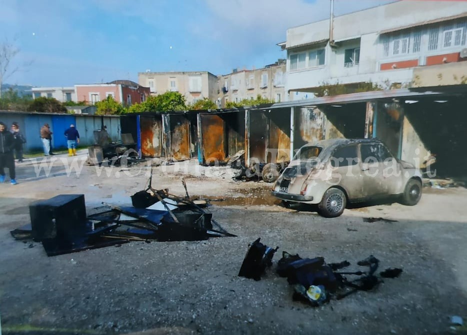 Inferno di fuoco a Bacoli, incendio distrugge 4 auto e 2 scooter in un parcheggio – LE FOTO