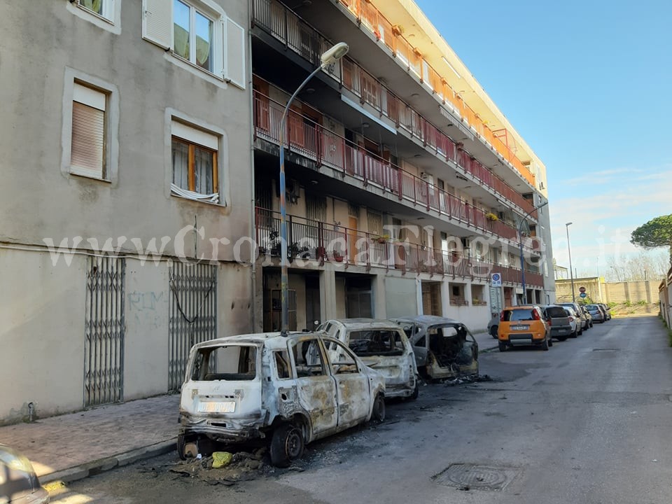 Notte di terrore a Pozzuoli: auto incendiate sotto la casa del boss. E’ guerra tra nuove bande – LE FOTO