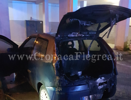 POZZUOLI/ Faida a Monterusciello: incendiata l’auto del padre di un pusher del “fantasma”