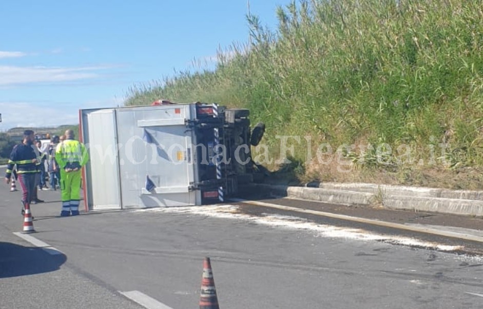 Paura tra Licola e Varcaturo: camion di bibite si ribalta