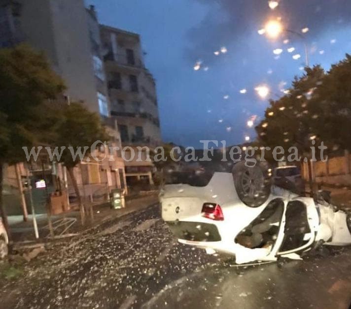 POZZUOLI/ Paura ad Arco Felice: conducente perde il controllo, si ribalta l’auto