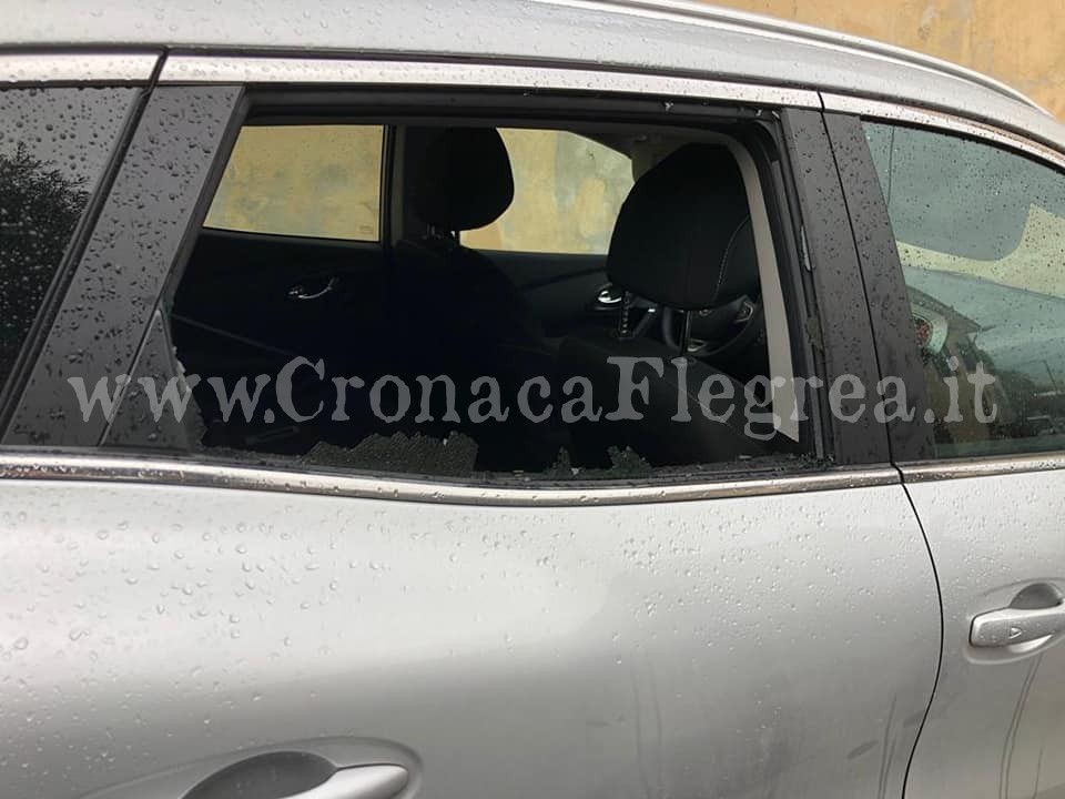 POZZUOLI/ Amara sorpresa per un gruppo di turisti francesi: in frantumi i finestrini dell’auto