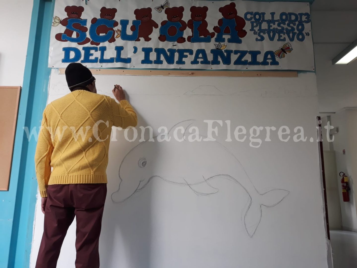 Alla “Rodari-Annecchino” i bambini colorano il murales ispirato ai Miti flegrei