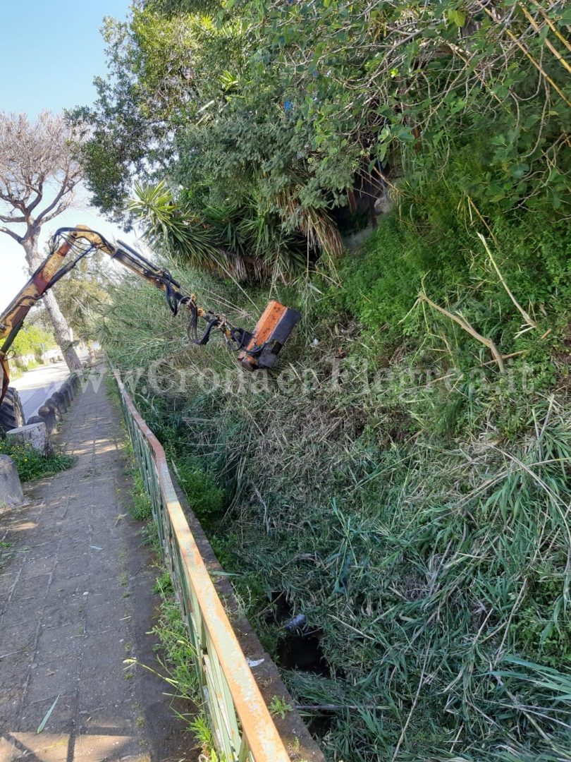 POZZUOLI- Ripulito il canale di collegamento del lago d’Averno con il mare – LE FOTO