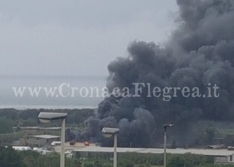 POZZUOLI/ Vasto incendio a Licola: in fiamme un cantiere nautico – FOTO