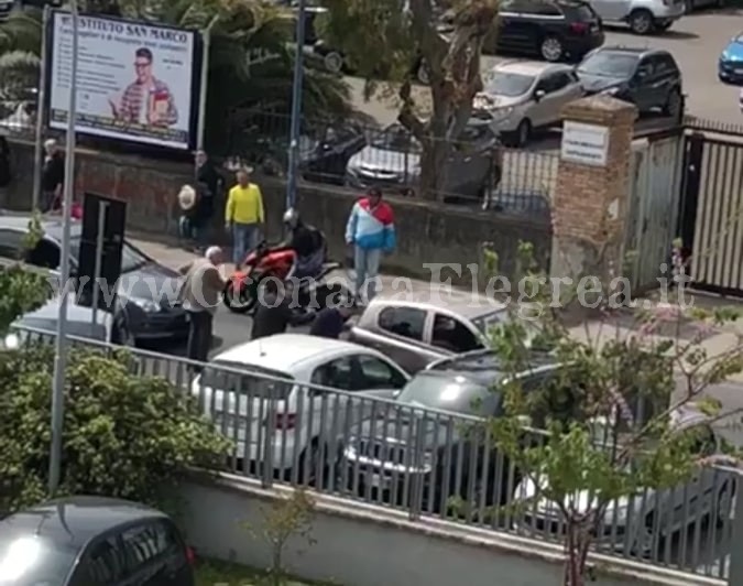 POZZUOLI/ Preso a pugni nel traffico: anziano salvato da un automobilista – IL VIDEO