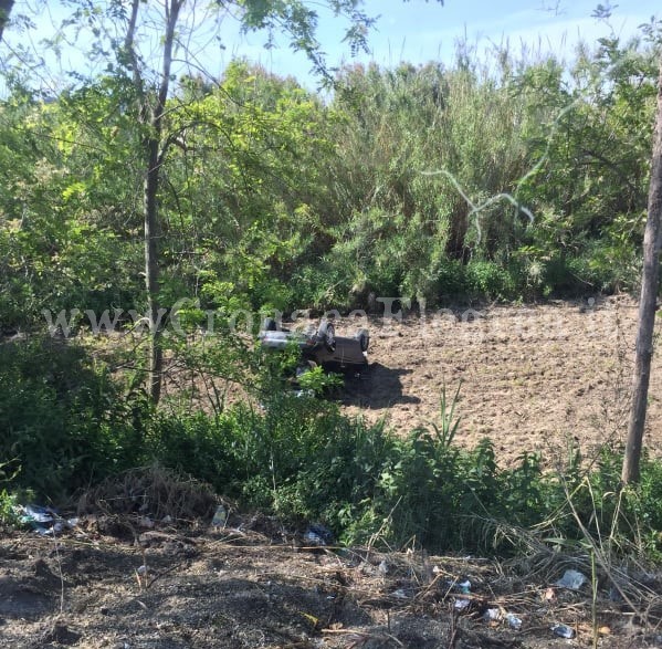 POZZUOLI/ Paura a Licola: auto vola giù dalla Domitiana