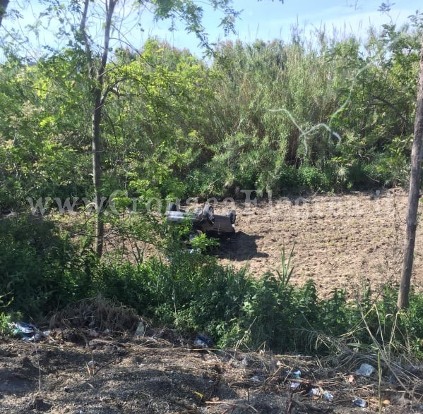 POZZUOLI/ Paura a Licola: auto vola giù dalla Domitiana