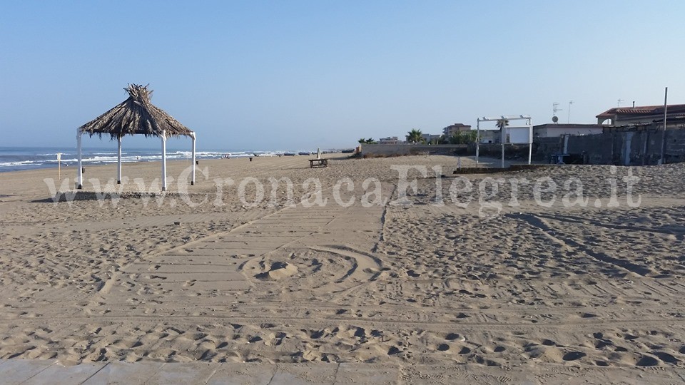 POZZUOLI/ Stop alla plastica usa e getta: scatta la pulizia della spiaggia di Licola