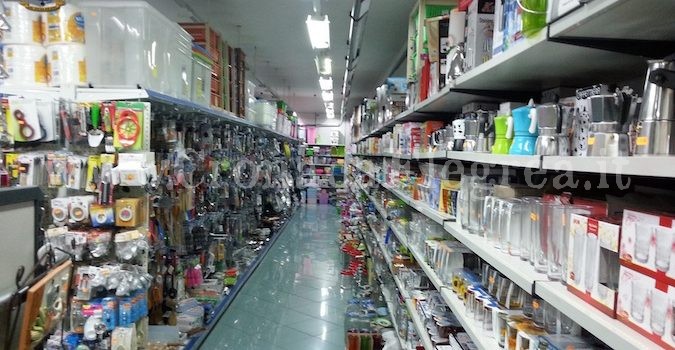 Prodotti non sicuri: sequestrati 1,4 milioni di articoli nei negozi cinesi