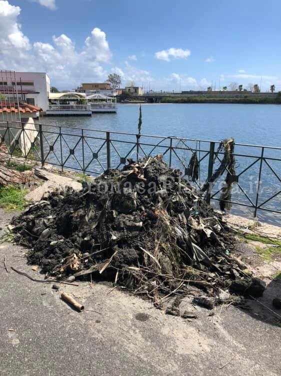 Scempio a Pozzuoli: abbandonano fuochi d’artificio e sedie sulle rive del lago Lucrino