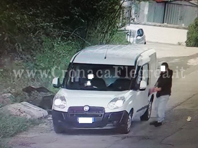 POZZUOLI/ Con moglie e bimbo piccolo abbandona rifiuti in strada: incastrato dalle telecamere