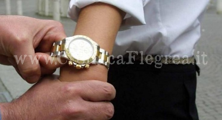 POZZUOLI/ Rapinatori di Rolex a Lucrino: imprenditore ferito con il calcio di una pistola