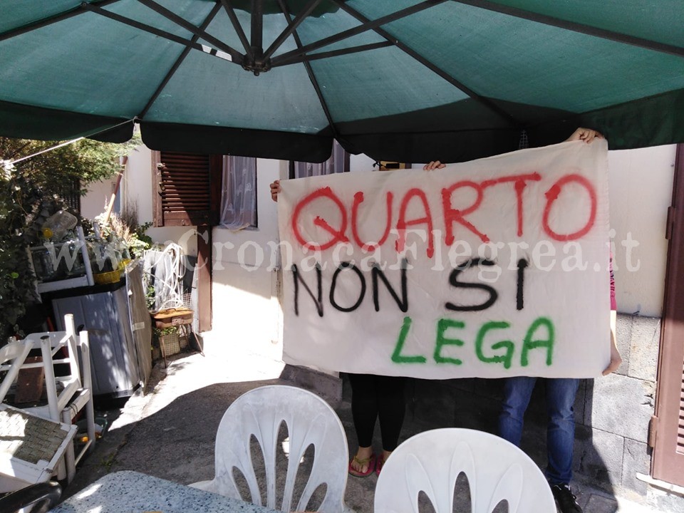 Striscioni anti-Salvini anche nella città di Quarto – LE FOTO