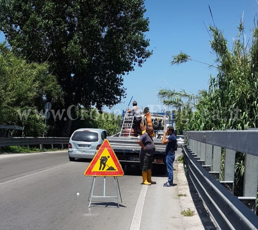 POZZUOLI/ Licola Mare senz’acqua: intervento del Comune sulla Domitiana – LE FOTO