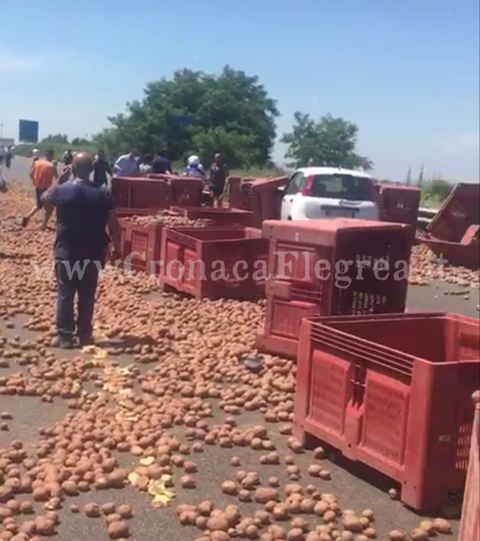 Camion perde carico di patate che schiaccia un’auto: tragedia sull’Asse Mediano – LE FOTO