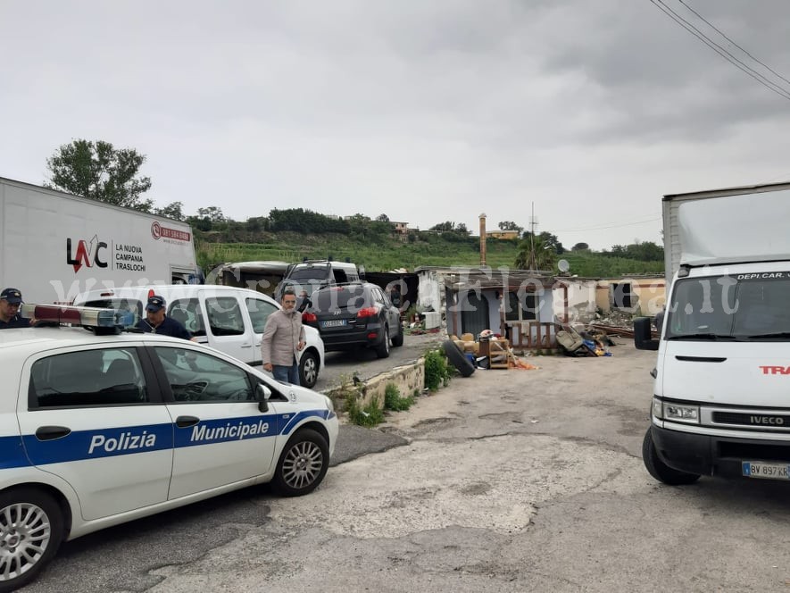 POZZUOLI/ Ruspe in azione: demolite le case abusive ad Arco Felice vecchio