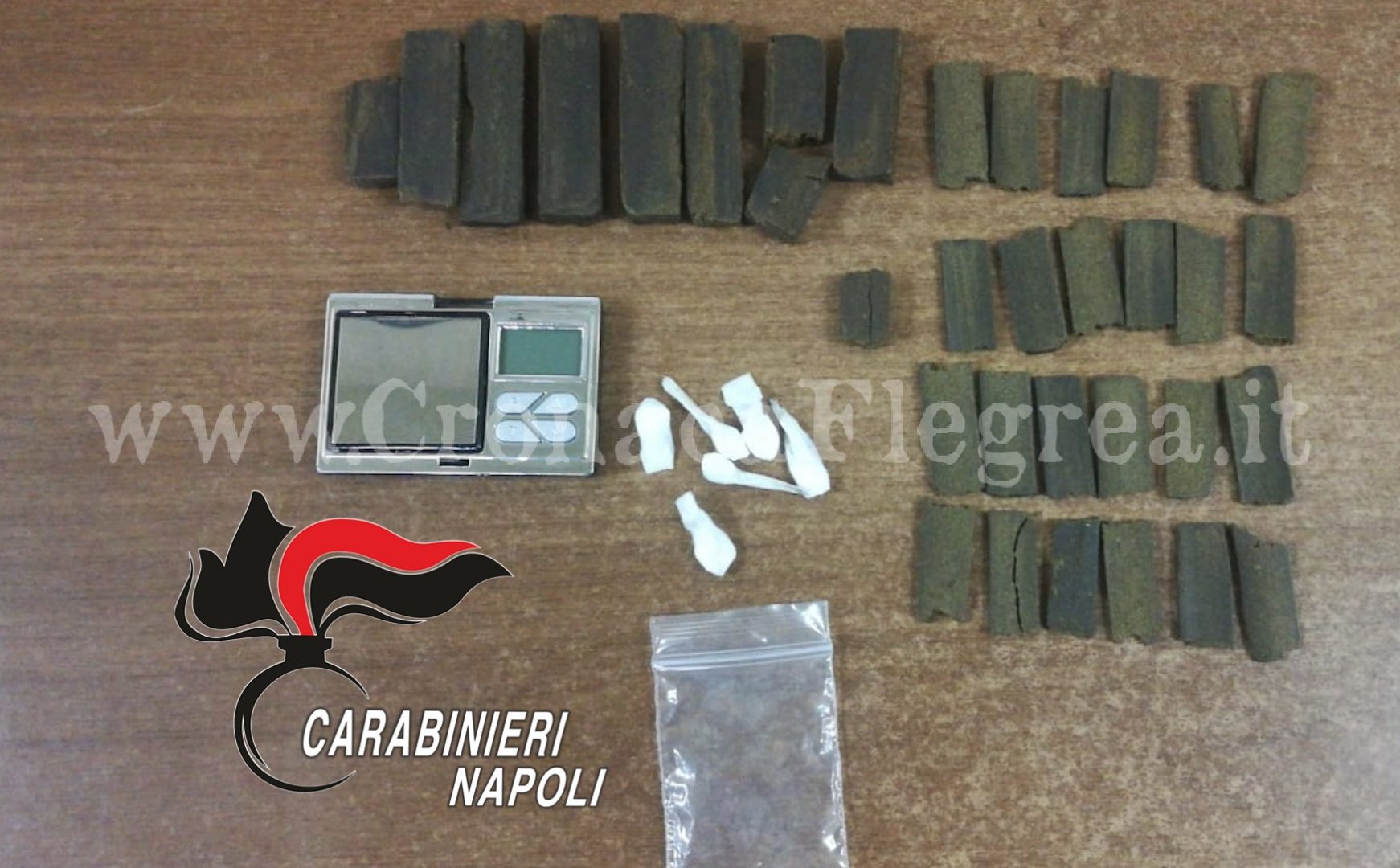 POZZUOLI/ Blitz antidroga al Rione Toiano: hashish nella credenza della cucina, arrestato un 28enne