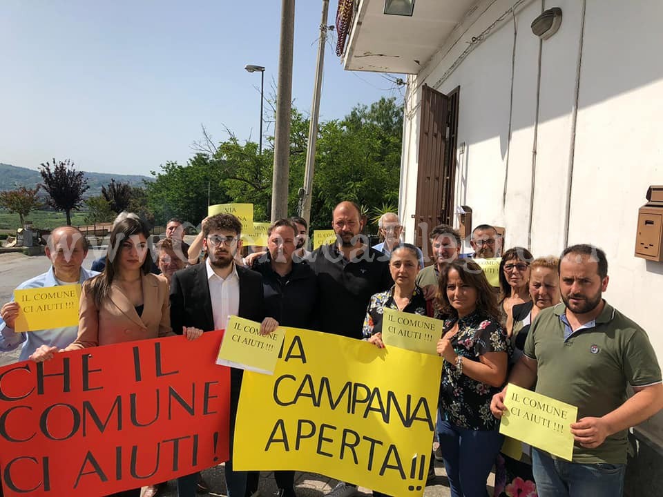 Scatta la protesta contro la chiusura di via Campana: residenti e commercianti in strada