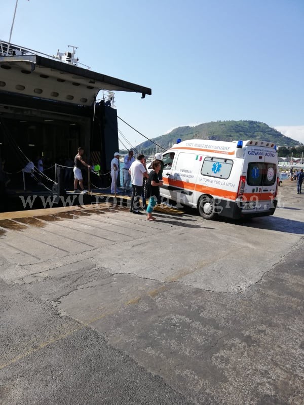 POZZUOLI/ Ambulanza bloccata al porto: negato l’imbarco