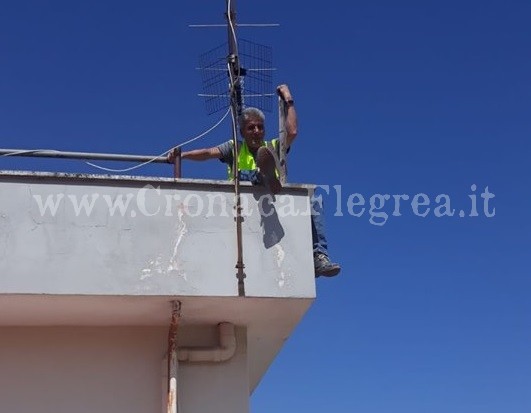 QUARTO/ Senza stipendio da mesi, lavoratori Apu in rivolta: uno di loro sale sul tetto del Comune