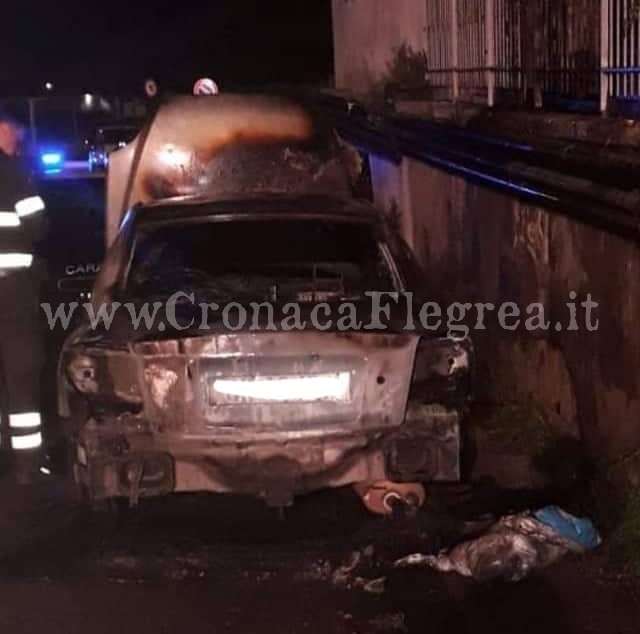 POZZUOLI/ Auto in fiamme nella notte: paura in via Artiaco