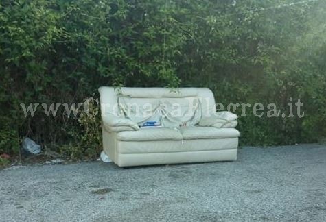 LA SEGNALAZIONE/ «A Quarto questo divano giace in strada da 15 giorni e nessuno fa niente»