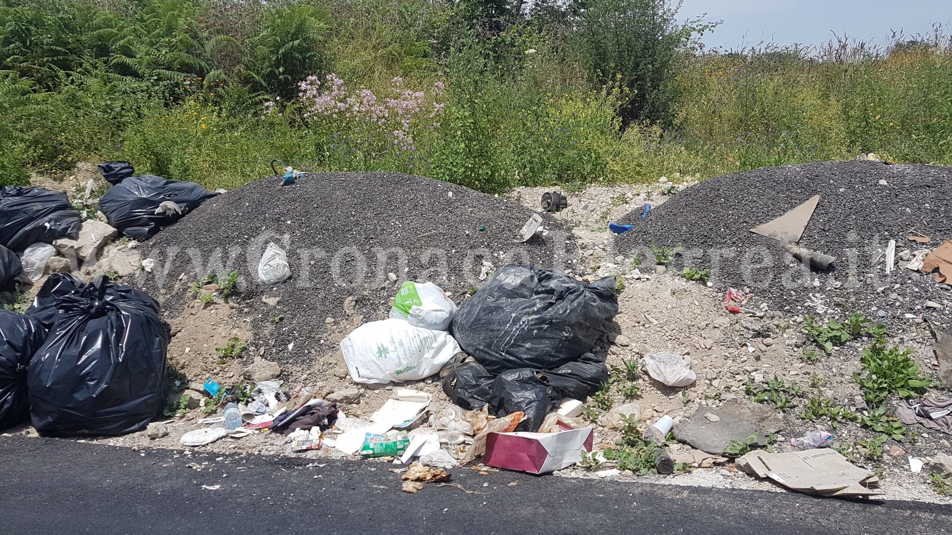 QUARTO/ Appena rimessa a nuovo la strada è già una pattumiera