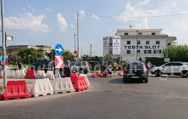 Follia a Licola: lancia bidoni e blocchi della rotonda contro le auto. Fermato dai carabinieri – LE FOTO