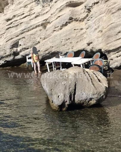 BACOLI/ Con sedie e tavolini occupano la spiaggia: proteste sul web