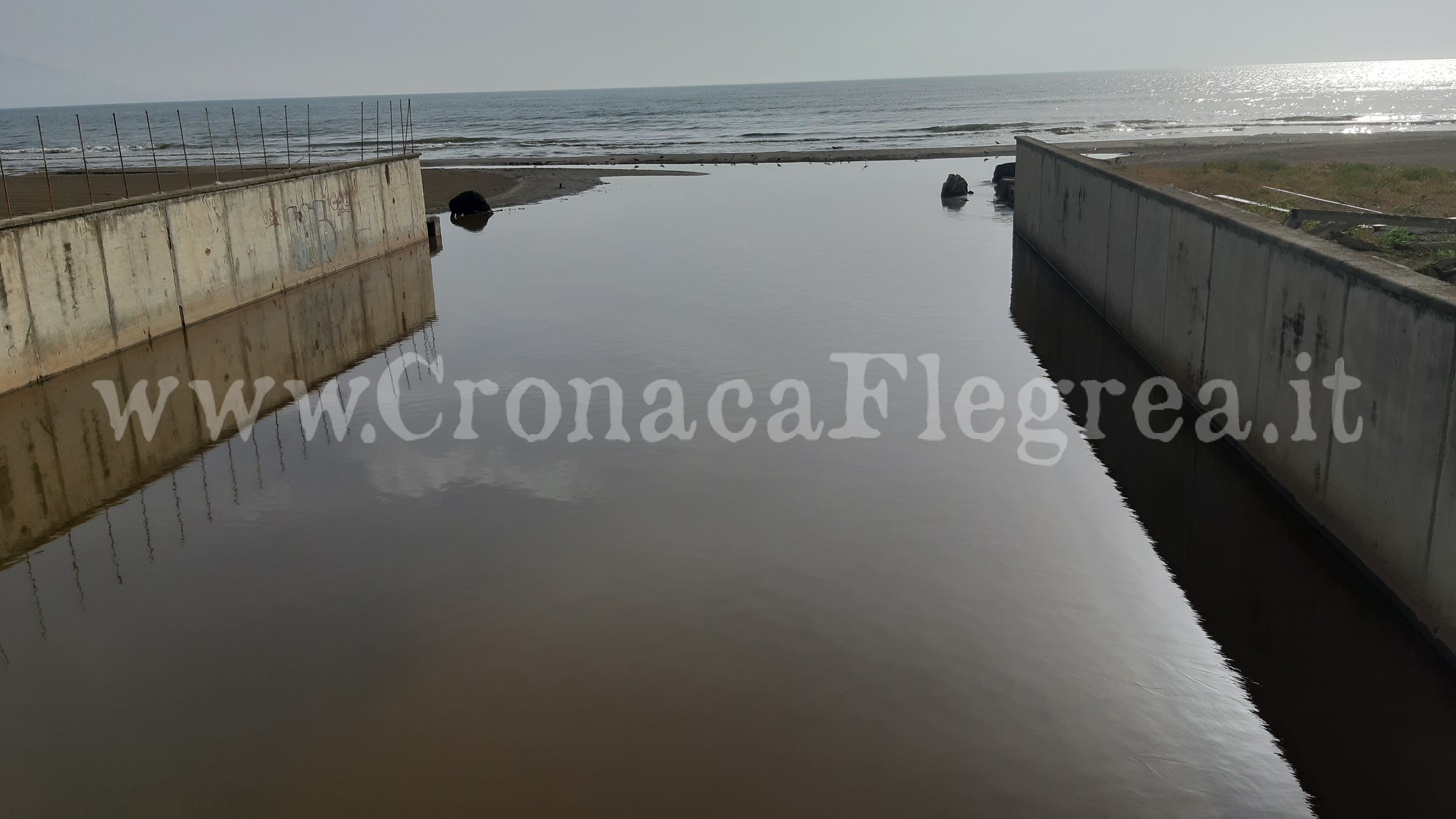 POZZUOLI/ Puzza e fogna in mare a Licola dopo la pioggia