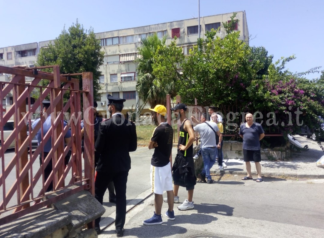 Paura a Pozzuoli: barricato in casa con coltelli e bombole di gas minaccia di farsi esplodere – LE FOTO