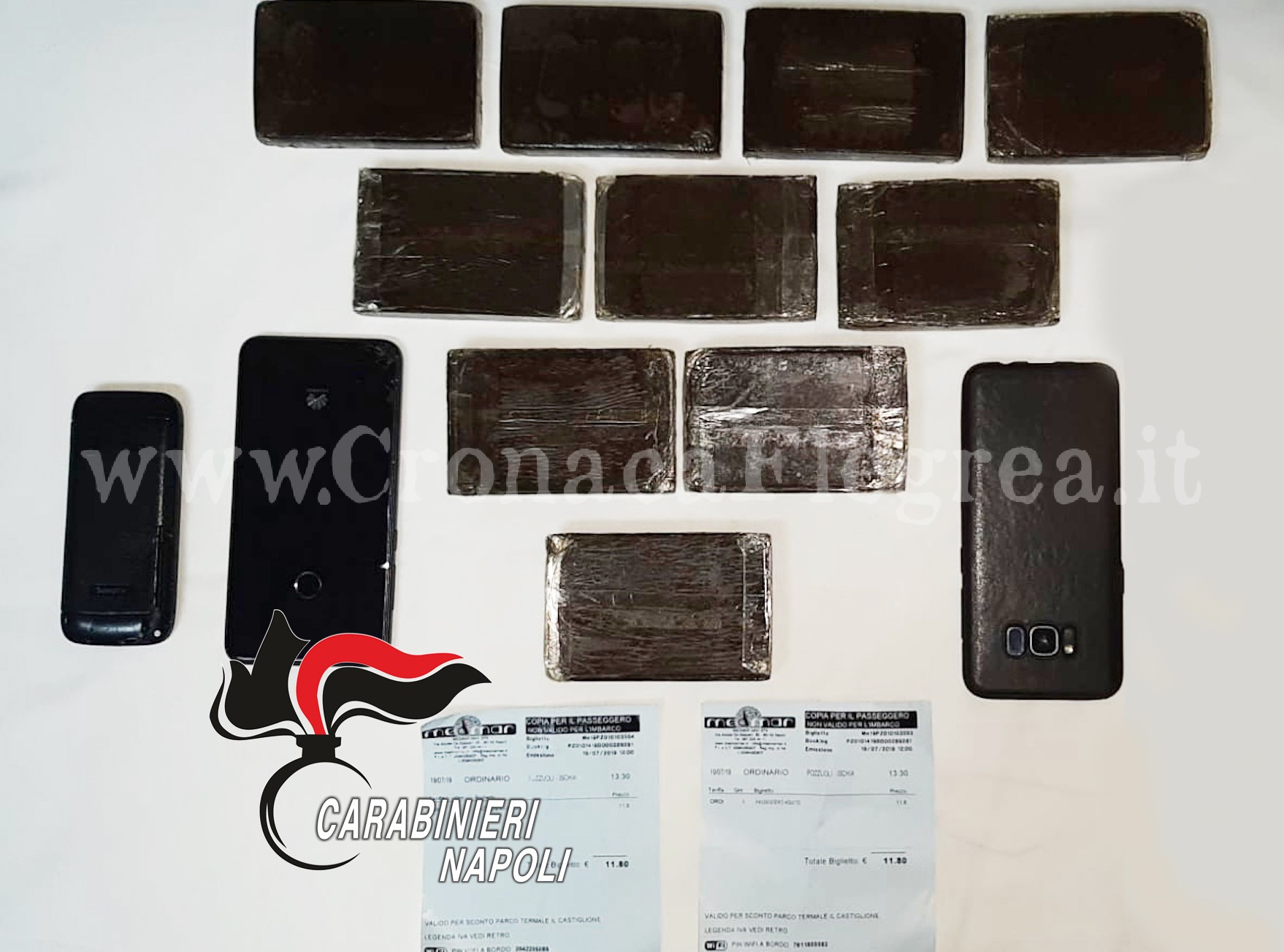 Da Pozzuoli a Ischia con un chilo di hashish: arrestati sul traghetto