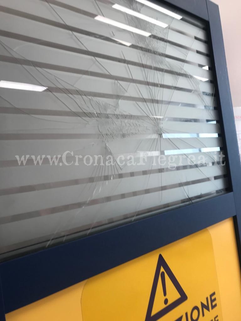 POZZUOLI/ Non sopporta il catetere: aggredisce gli infermieri e sfascia il pronto soccorso – LA FOTO