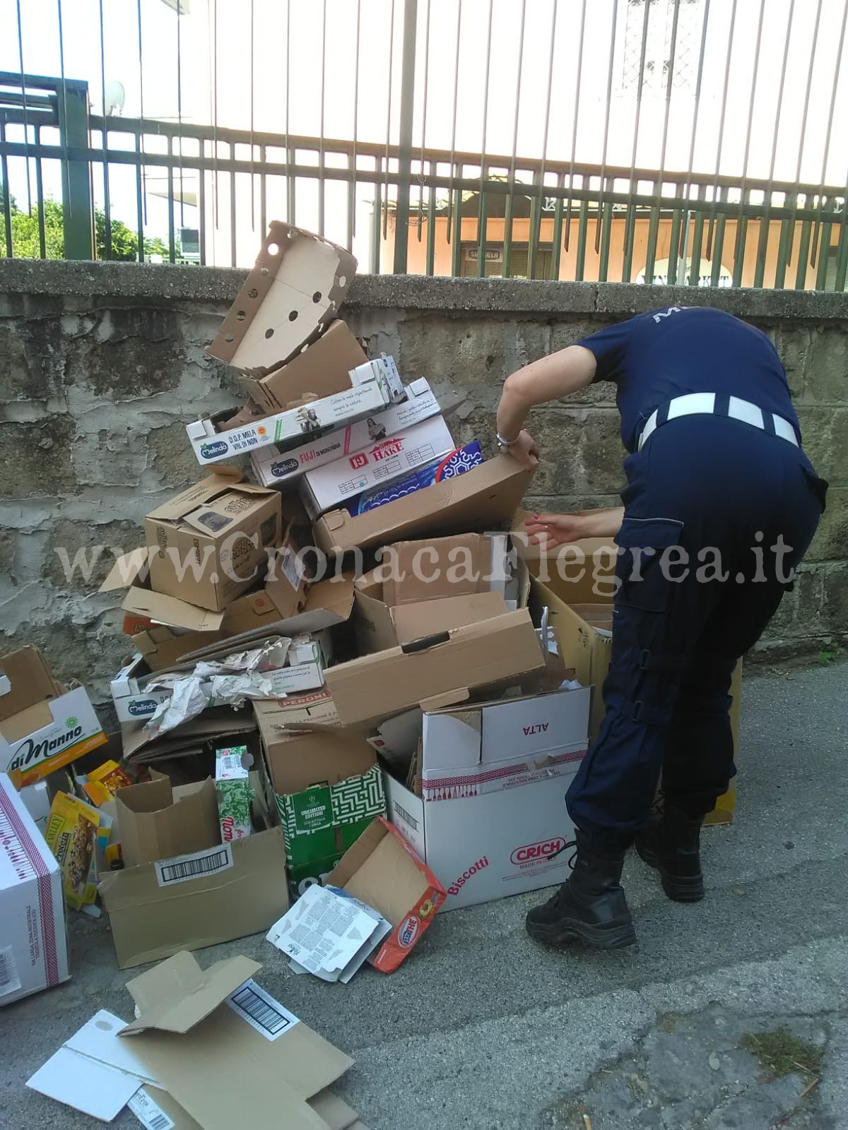POZZUOLI/ Rifiuti abbandonati in strada a Monterusciello, fioccano le multe