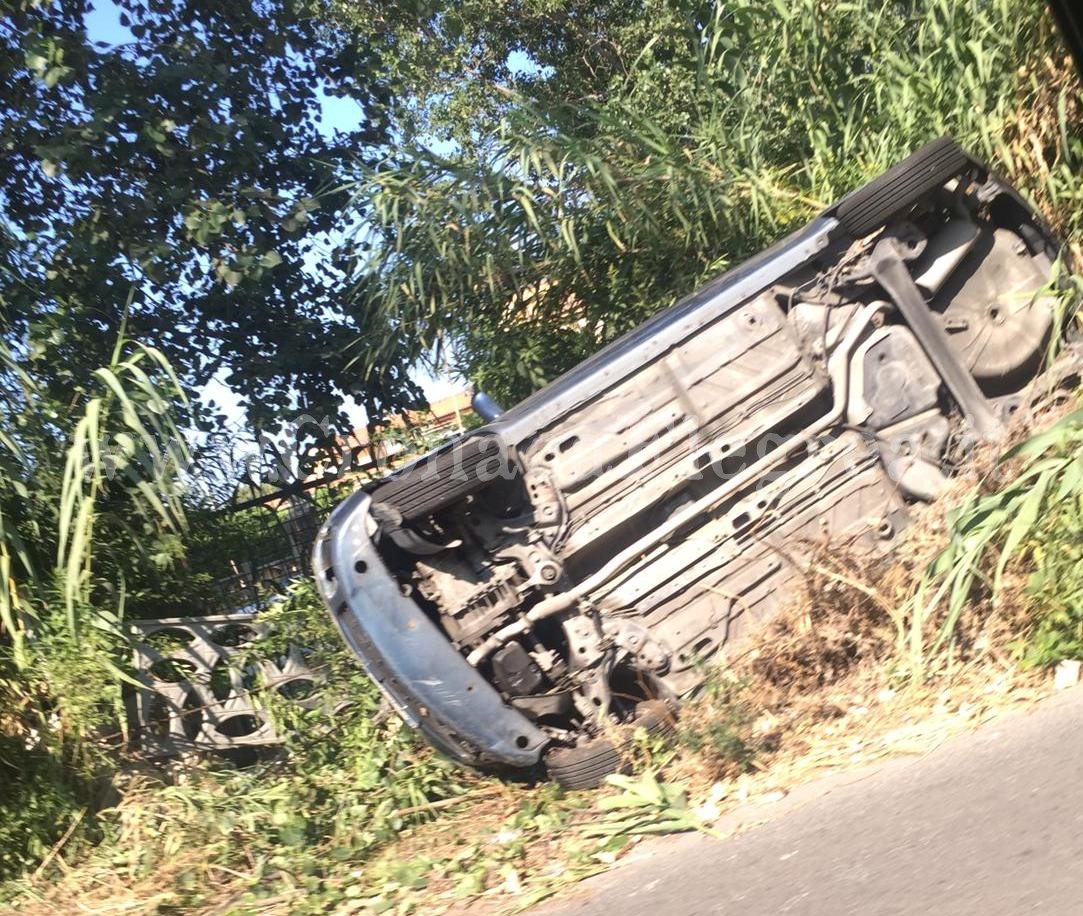 Auto si capovolge, paura sulla Domitiana: un ferito