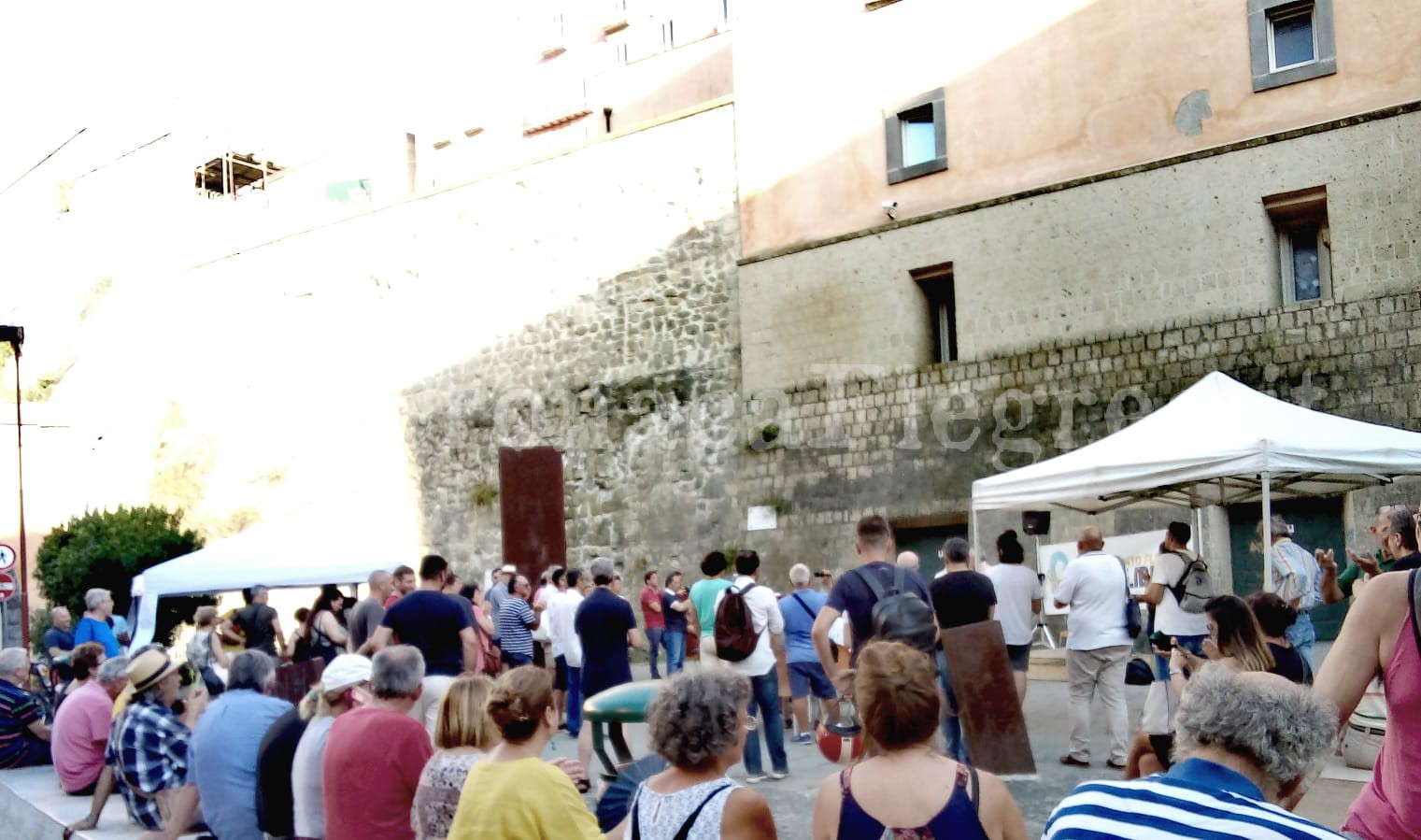 POZZUOLI/ In centinaia in piazza per chiedere spiagge libere