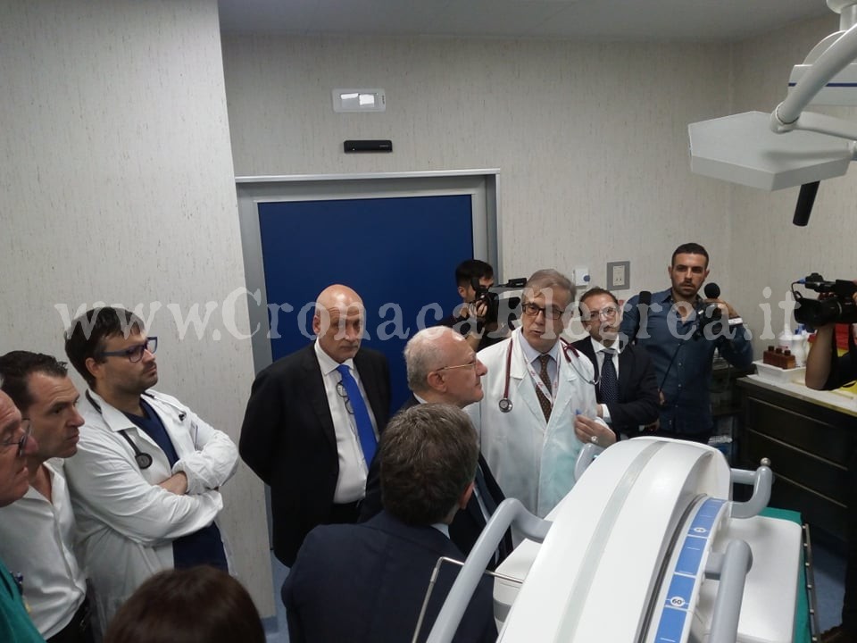 Nuovo reparto e tecniche all’avanguardia all’ospedale di Pozzuoli: la visita del presidente De Luca – LE FOTO