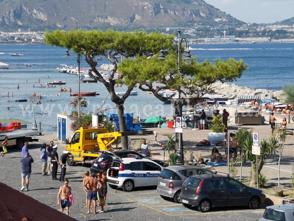 BACOLI/ Sosta selvaggia a Marina Grande: arrivano i carroattrezzi e fioccano le multe