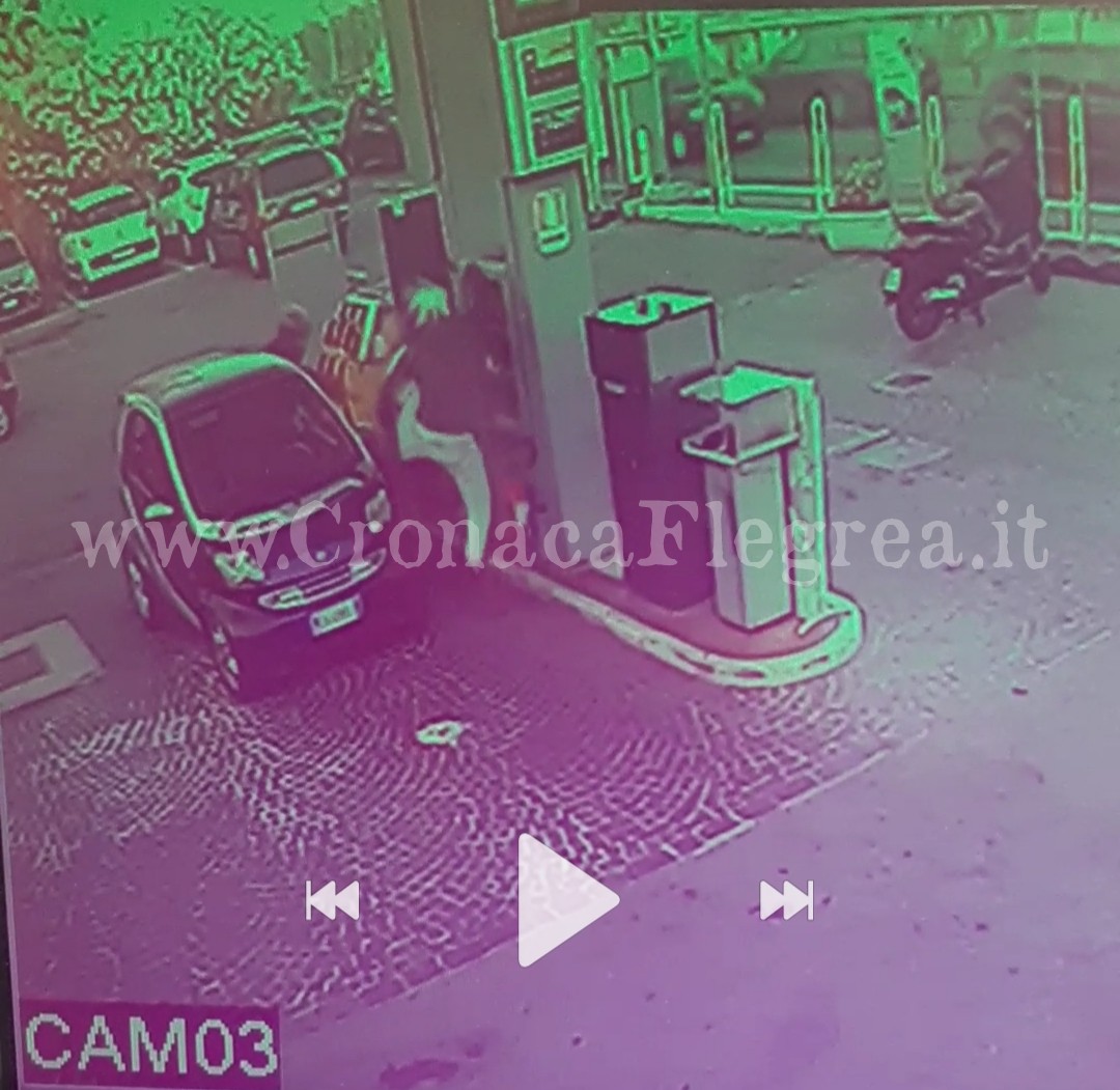 POZZUOLI/ Tenta di sfuggire ai rapinatori ma il cliente non gli apre la porta: benzinaio picchiato selvaggiamente – IL VIDEO