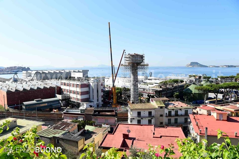 Va giù un pezzo della Pozzuoli industriale: le fasi della demolizione nelle foto di Enzo Buono