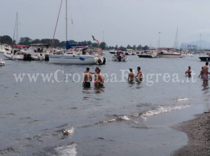 BACOLI/ Barche ormeggiate a pochi metri dalla spiaggia dello Schiacchetiello