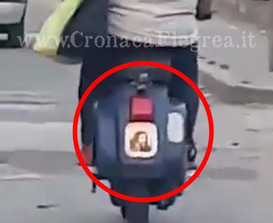 LA FOTO/ In vespa con l’immagine di Gesù al posto della targa