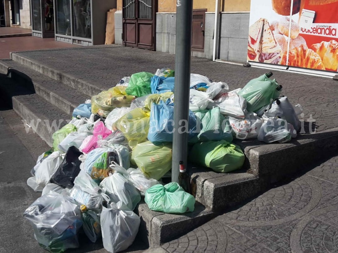 QUARTO/ Rifiuti, raccolta lenta e degrado in città: cresce l’esasperazione dei cittadini