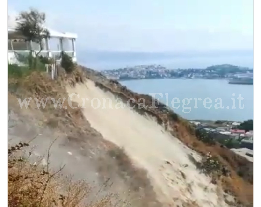 Frana a Monte di Procida, paura sulla strada degli chalet