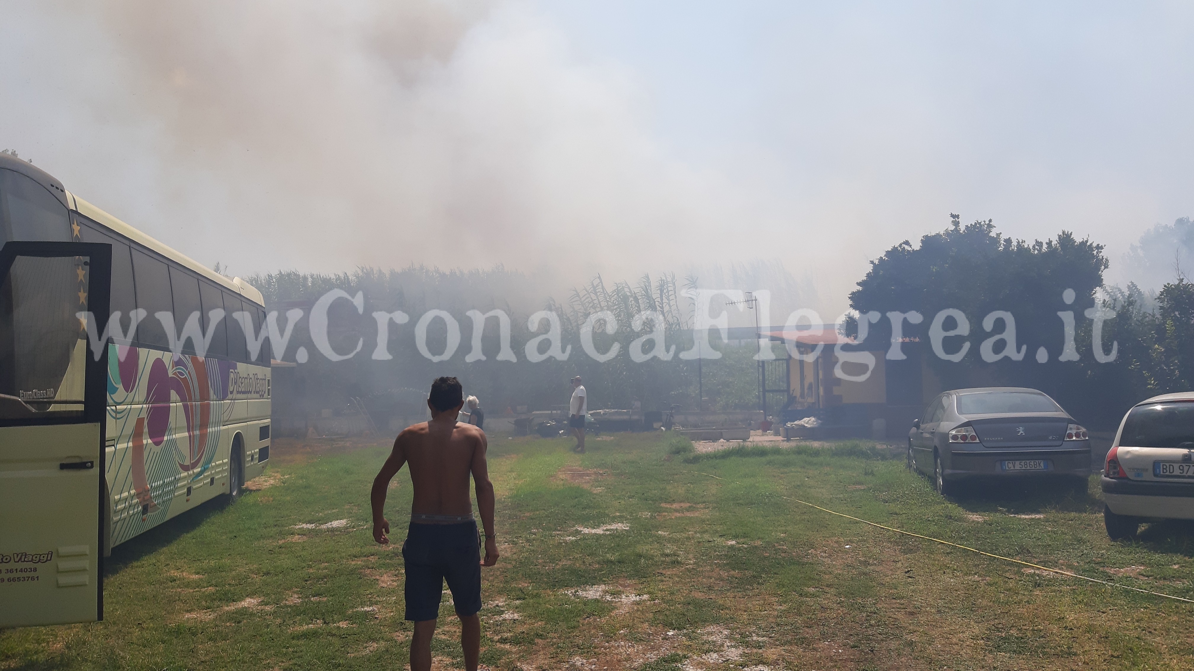 POZZUOLI/ Spaventoso incendio sulla Domitiana: fiamme vicino alle case – LE FOTO