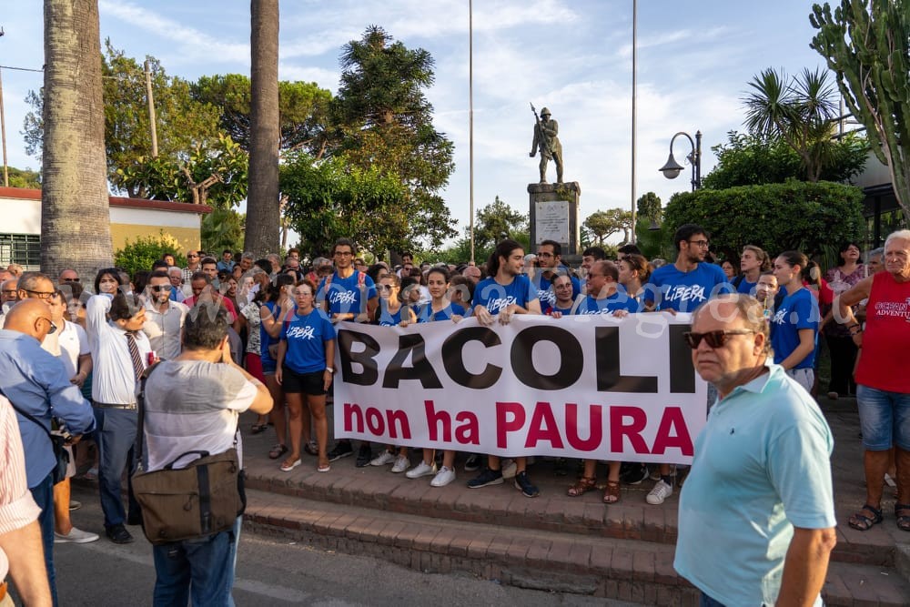 BACOLI/ Minacce di morte al sindaco, oltre mille persone in corteo – LE FOTO